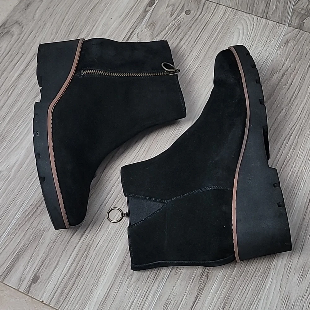 Vionic - Hazel Black Suede Wedge Boot